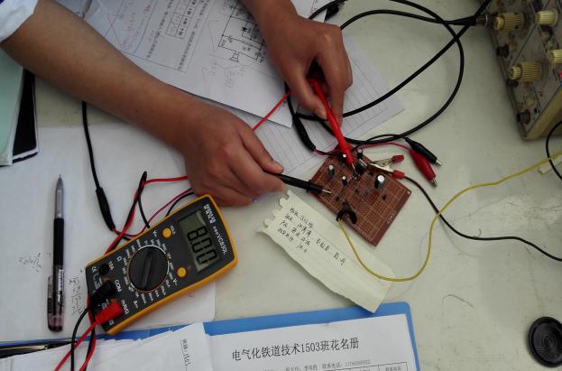 男人和女人站在行李箱上
描述已自动生成