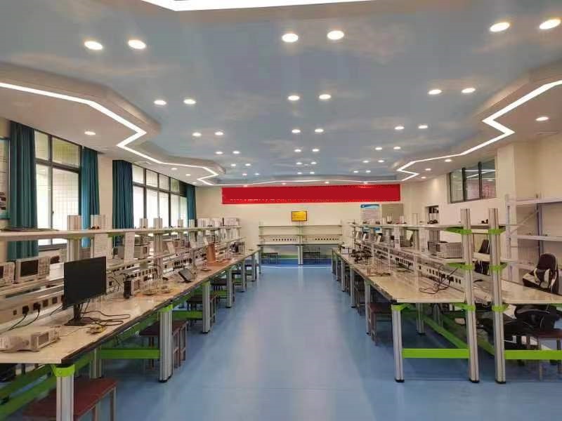 图片包含 天花板, 室内, 建筑, 图书馆
描述已自动生成