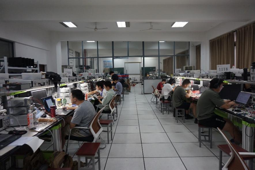 许多人在餐厅里
中度可信度描述已自动生成
